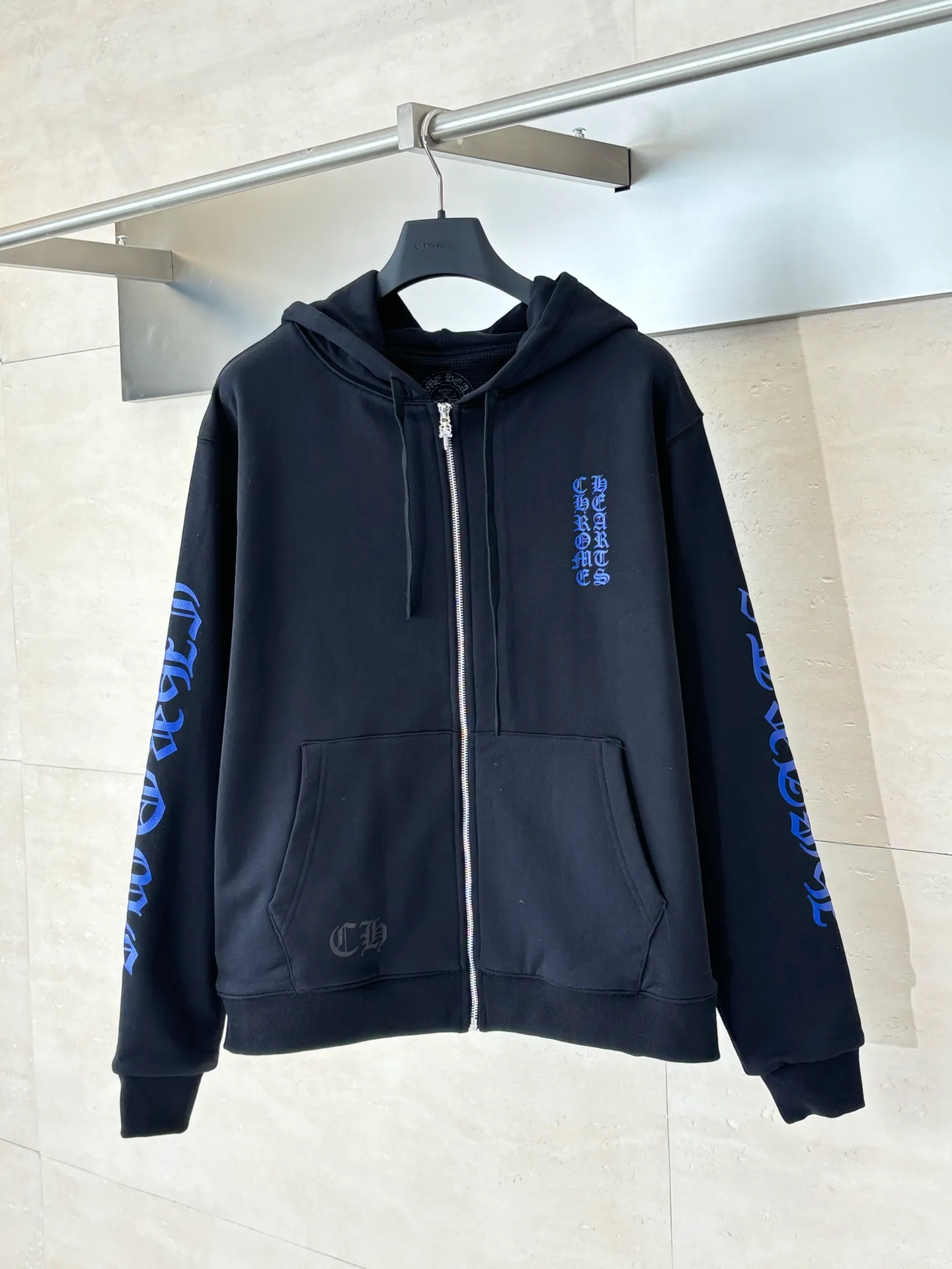 P490 Chrome Heart*/Chrome Heart's new Ch blue Sanskrit printed zipper hooded sweatshirt is made of high-quality cotton fabrics and has a loose shoulder cut that is not flattering on the figure. It can provide the wearer with a comfortable and comfortable wearing experience while creating a casual and lazy fashion atmosphere. Size: S/M/L/XL